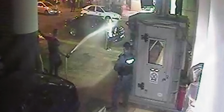 Alldaynews.gr Ο αστυνομικός που έβρεξε την γυναίκα στο Α.Τ Ομόνοιας μιλάει για πρώτη φορά (vid)