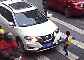 Ατρόμητος μπόμπιρας τα βάζει με οδηγό που πάτησε με το αυτοκίνητο την μητέρα του (vid)