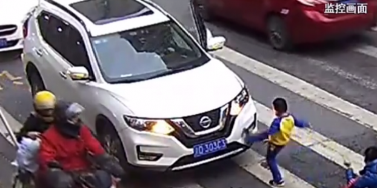 Ατρόμητος μπόμπιρας τα βάζει με οδηγό που πάτησε με το αυτοκίνητο την μητέρα του (vid)