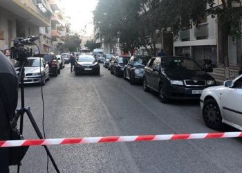 Έγκλημα στα Πετράλωνα: «Σκότωσα το νονό μου ενώ κοιμόταν γιατί χτυπούσε τη μάνα μου» λέει ο 21χρονος (Video)