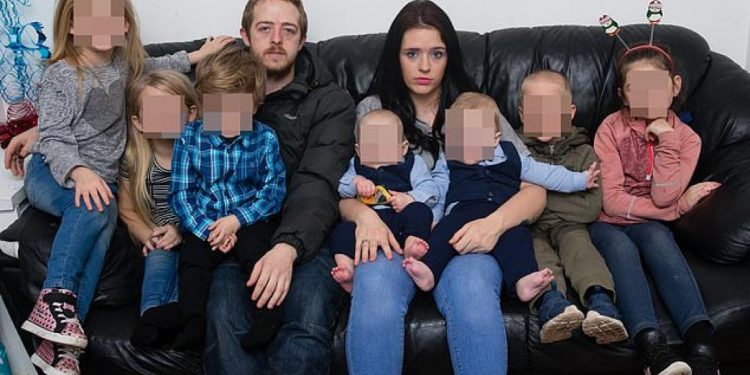 «Τα τρώνε σε ναρκωτικά»: Οι γείτονες «δίνουν» πολύτεκνο ζευγάρι που μάζεψε 3.500 ευρώ από έρανο!