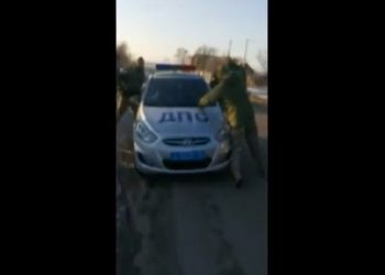 Αξιωματικοί της ρωσικής Υπηρεσίας Ασφαλείας σπάνε τα παράθυρα περιπολικού και σέρνουν έξω διεφθαρμένους αστυνομικούς (vid)