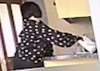 Έβαλε κρυφή κάμερα στο σπίτι της και «τσάκωσε» την φίλη της να την κλέβει (vid)