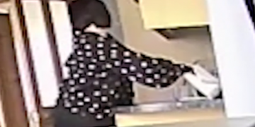 Alldaynews.gr Έβαλε κρυφή κάμερα στο σπίτι της και «τσάκωσε» την φίλη της να την κλέβει (vid)