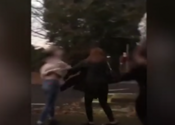 Η στιγμή που δυο έφηβα κορίτσια χτυπούν άσχημα μια 13χρονη στη μέση του δρόμου (vid)