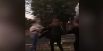 Alldaynews.gr Η στιγμή που δυο έφηβα κορίτσια χτυπούν άσχημα μια 13χρονη στη μέση του δρόμου (vid)