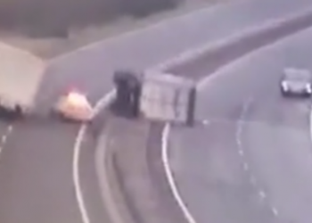 Η στιγμή που φορτηγό καταπλακώνει περιπολικό στη μέση του δρόμου λόγω ισχυρών ανέμων (vid)