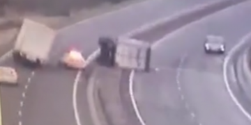 Η στιγμή που φορτηγό καταπλακώνει περιπολικό στη μέση του δρόμου λόγω ισχυρών ανέμων (vid)