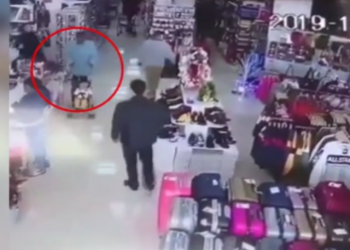 Η στιγμή που μια γυναίκα προσπαθεί να απαγάγει παιδί μέσα σε εμπορικό κέντρο (vid)