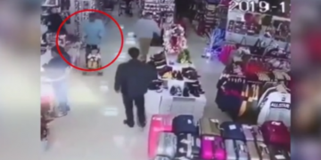 Alldaynews.gr Η στιγμή που μια γυναίκα προσπαθεί να απαγάγει παιδί μέσα σε εμπορικό κέντρο (vid)