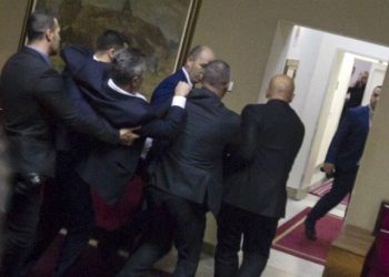 Άγριο ξύλο μεταξύ βουλευτών στο κοινοβούλιο του Μαυροβουνίου για την κρατικοποίηση της εκκλησιαστικής περιουσίας (vids)