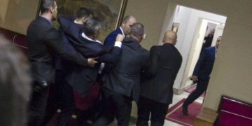 Alldaynews.gr Άγριο ξύλο μεταξύ βουλευτών στο κοινοβούλιο του Μαυροβουνίου για την κρατικοποίηση της εκκλησιαστικής περιουσίας (vids)