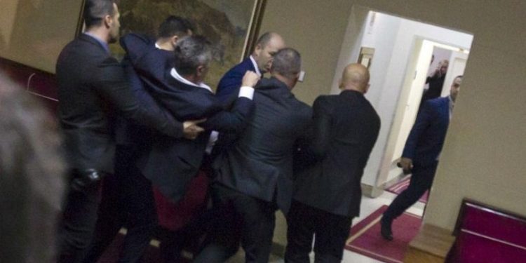 Alldaynews.gr Άγριο ξύλο μεταξύ βουλευτών στο κοινοβούλιο του Μαυροβουνίου για την κρατικοποίηση της εκκλησιαστικής περιουσίας (vids)