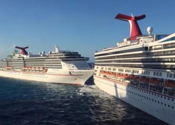 Εικόνες-σοκ: Συγκρούστηκαν δύο κρουαζιερόπλοια – Ένας επιβάτης τραυματίας (Video)