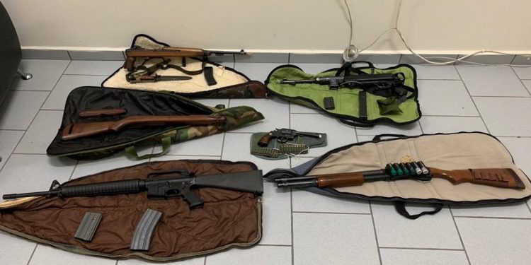 Alldaynews.gr Σύρος: Είχαν όπλα για πόλεμο! (pics)