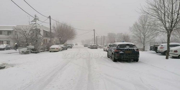 Alldaynews.gr Εγκλωβίστηκαν οδηγοί χωρίς αλυσίδες στον Ομαλό, γκρέιντερ έπαθε λάστιχο, φορτωτής δεν έχει φώτα (pics, vid)