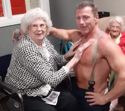 Alldaynews.gr Στριπτίζ μέσα σε οίκο ευγηρίας – Οι γιαγιάδες ούρλιαζαν και χειροκροτούσαν τον στρίπερ (pics)