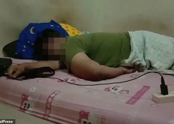 Τον χτύπησε το ρεύμα και πέθανε! Έπαιζε με το κινητό του, ενώ αυτό φορτιζόταν! (ΣΚΛΗΡΕΣ ΕΙΚΟΝΕΣ, video)