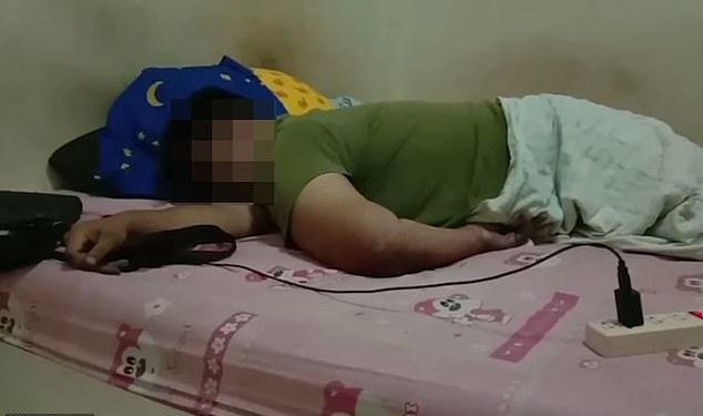 Τον χτύπησε το ρεύμα και πέθανε! Έπαιζε με το κινητό του, ενώ αυτό φορτιζόταν! (ΣΚΛΗΡΕΣ ΕΙΚΟΝΕΣ, video)