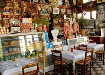 Απαράλλαχτο 100 χρόνια: Το μαγαζί – σύμβολο του Πειραιά που έχει «φυλακίσει» το χρόνο