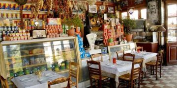 Απαράλλαχτο 100 χρόνια: Το μαγαζί – σύμβολο του Πειραιά που έχει «φυλακίσει» το χρόνο