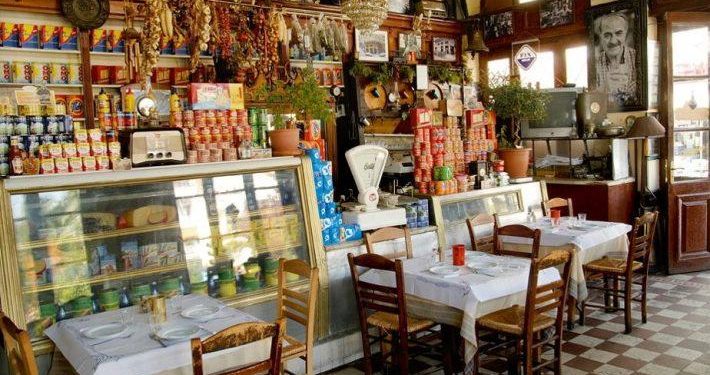 Απαράλλαχτο 100 χρόνια: Το μαγαζί – σύμβολο του Πειραιά που έχει «φυλακίσει» το χρόνο