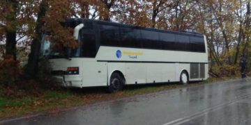 Alldaynews.gr ΠΡΙΝ ΑΠΟ ΛΙΓΟ: Τροχαίο με λεωφορείο που μετέφερε 37 μαθητές – Πήγαιναν στον «Μύλο των Ξωτικών» (pics)