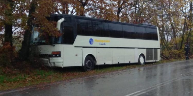 Alldaynews.gr ΠΡΙΝ ΑΠΟ ΛΙΓΟ: Τροχαίο με λεωφορείο που μετέφερε 37 μαθητές – Πήγαιναν στον «Μύλο των Ξωτικών» (pics)