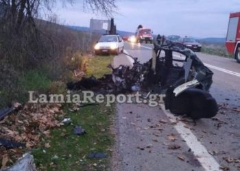 Σοκαριστικό τροχαίο στη Φθιώτιδα με ένα νεκρό και δυο τραυματίες: Αυτοκίνητο χτύπησε σε πλάτανο, κόπηκε στα δυο και πήρε φωτιά