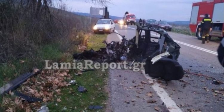 Alldaynews.gr Σοκαριστικό τροχαίο στη Φθιώτιδα με ένα νεκρό και δυο τραυματίες: Αυτοκίνητο χτύπησε σε πλάτανο, κόπηκε στα δυο και πήρε φωτιά