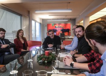 Τσίπρας: Επικοινωνιακό σόου με τους νέους επιστήμονες – Διώχνουν 4.000 για να πάρουν 500