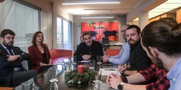 Τσίπρας: Επικοινωνιακό σόου με τους νέους επιστήμονες – Διώχνουν 4.000 για να πάρουν 500