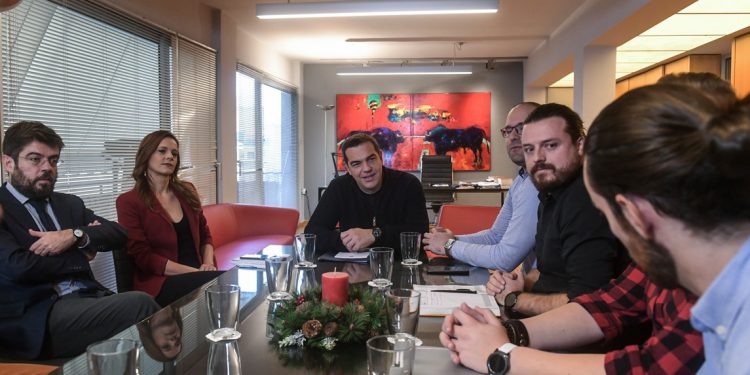 Τσίπρας: Επικοινωνιακό σόου με τους νέους επιστήμονες – Διώχνουν 4.000 για να πάρουν 500