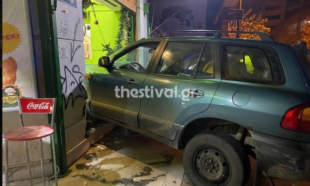 Alldaynews.gr Θεσσαλονίκη: Καταδίωξη τζιπ κατέληξε σε ανοιχτό μπουγατσάδικο! Άνοιξαν τις πόρτες και Πήδηξαν από το τζιπ εν κινήσει (pics, video)