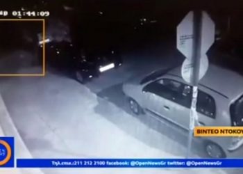Video ντοκουμέντο: Ο 21χρονος που σκότωσε και τεμάχισε τον νονό του πετάει σακούλες σε κάδο σκουπιδιών