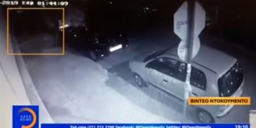 Video ντοκουμέντο: Ο 21χρονος που σκότωσε και τεμάχισε τον νονό του πετάει σακούλες σε κάδο σκουπιδιών