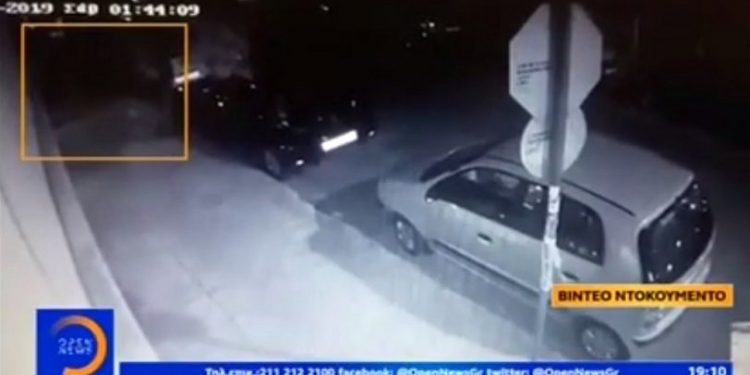 Video ντοκουμέντο: Ο 21χρονος που σκότωσε και τεμάχισε τον νονό του πετάει σακούλες σε κάδο σκουπιδιών