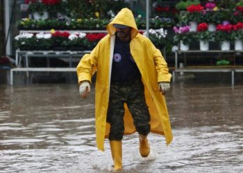 Διακοπές κυκλοφορίας στην Αττική και στην Εθνική, προβλήματα στις ακτοπλοϊκές συγκοινωνίες
