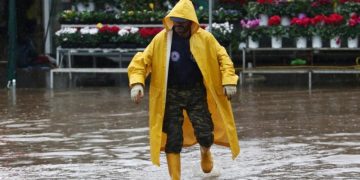 Διακοπές κυκλοφορίας στην Αττική και στην Εθνική, προβλήματα στις ακτοπλοϊκές συγκοινωνίες