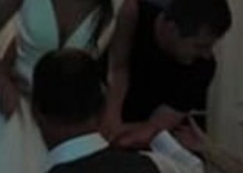 Χαμός σε γάμο: Ο κουμπάρος έριξε μπουνιά στη νύφη και την έσερνε από το νυφικό (pics)