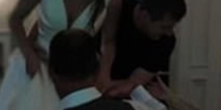 Χαμός σε γάμο: Ο κουμπάρος έριξε μπουνιά στη νύφη και την έσερνε από το νυφικό (pics)