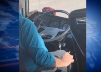 Οδηγός λεωφορείου κάπνιζε και μίλαγε στο κινητό- Τον κατήγγειλαν οι επιβάτες στο 1142! (video)