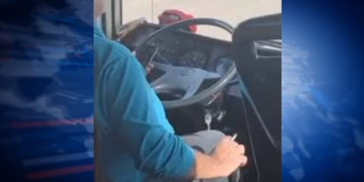 Alldaynews.gr Οδηγός λεωφορείου κάπνιζε και μίλαγε στο κινητό- Τον κατήγγειλαν οι επιβάτες στο 1142! (video)