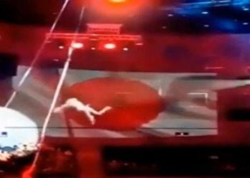 Γυναίκα ακροβάτης πέφτει στο κενό την ώρα της παράστασης (vid)