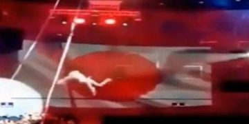 Alldaynews.gr Γυναίκα ακροβάτης πέφτει στο κενό την ώρα της παράστασης (vid)