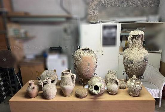 Alldaynews.gr Κρήτη: Αρχαιοκάπηλος είχε θησαυρό από αμφορείς και αγγεία (pics)