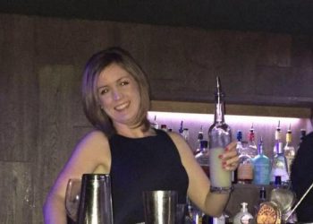 Έσπρωχνε το καροτσάκι του παιδιού της και τη μαχαίρωσε στην πλάτη (pics)