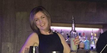 Alldaynews.gr Έσπρωχνε το καροτσάκι του παιδιού της και τη μαχαίρωσε στην πλάτη (pics)