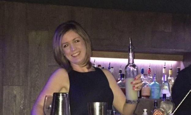 Alldaynews.gr Έσπρωχνε το καροτσάκι του παιδιού της και τη μαχαίρωσε στην πλάτη (pics)