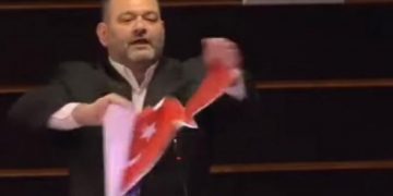 Alldaynews.gr Τσαβούσογλου για Λαγό: «Πετάμε στη θάλασσα όσους επιτίθενται στην ένδοξη σημαία μας»